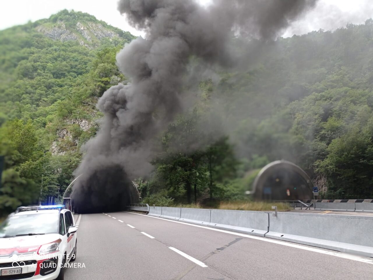 Pullman diretto a Livigno prende fuoco in galleria, bambini salvi per miracolo