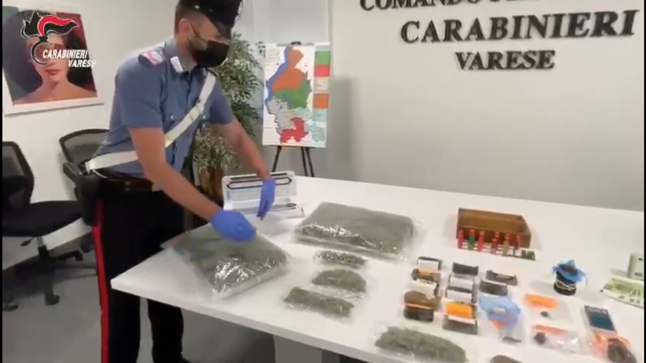 Soldi, droga e anche un’arma rubata: madre, figlio e fidanzata arrestati