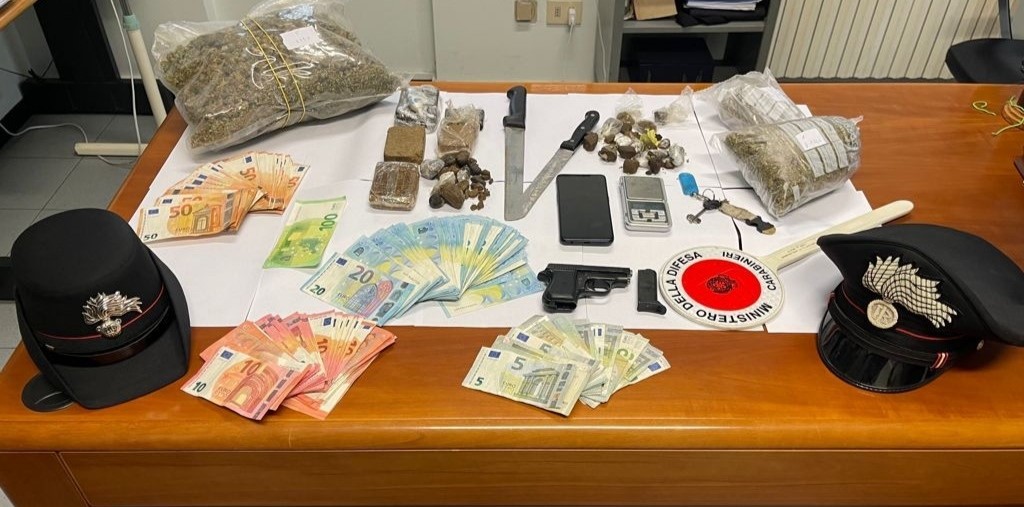 Castiglione: in casa 2 chili di droga, un’arma e banconote false. Arrestato 20enne