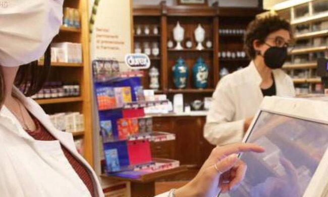 Assalto alle farmacie per il Green Pass: “Non siamo mica stamperie”