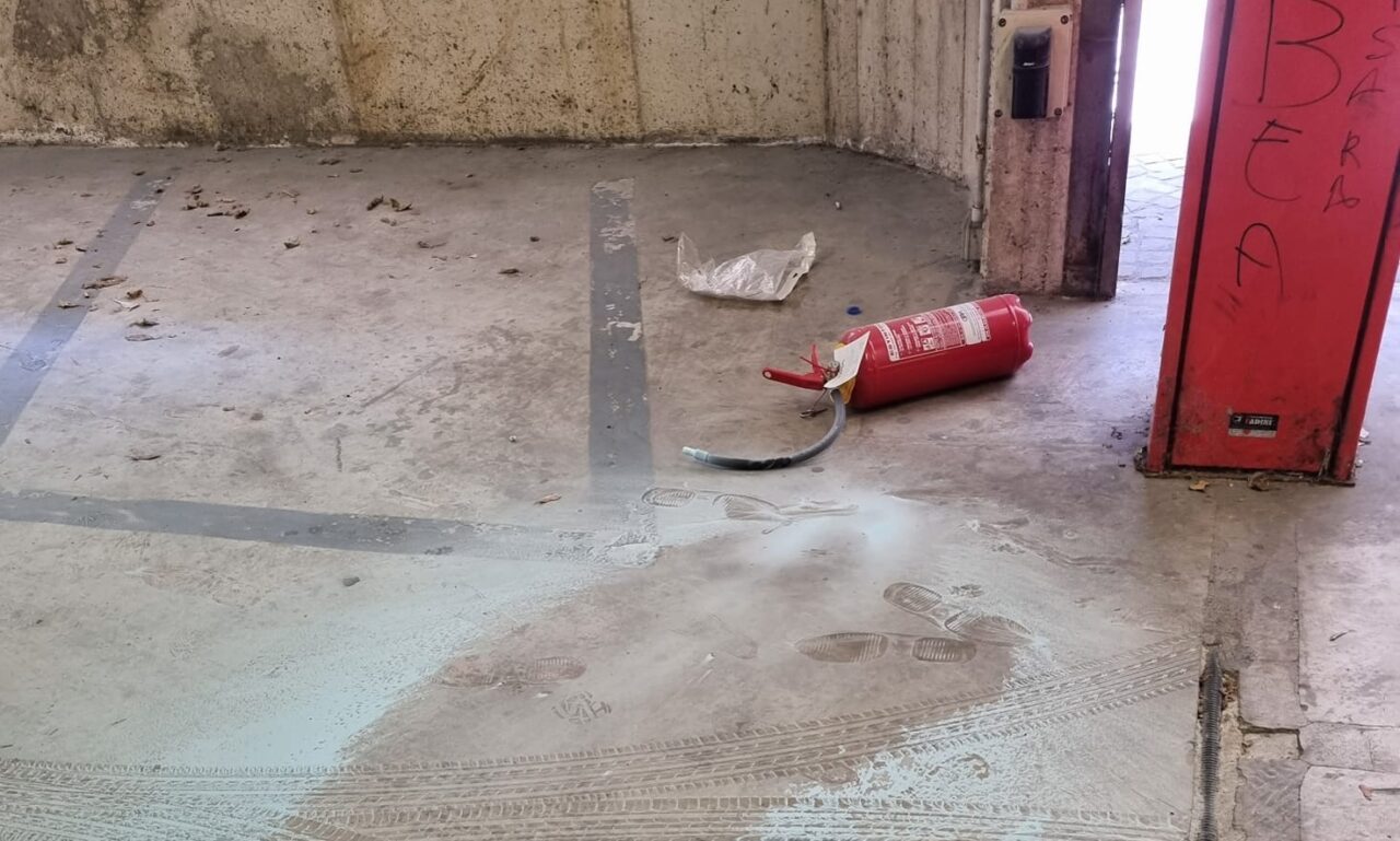 Mozzate, svuotano gli estintori nel parcheggio