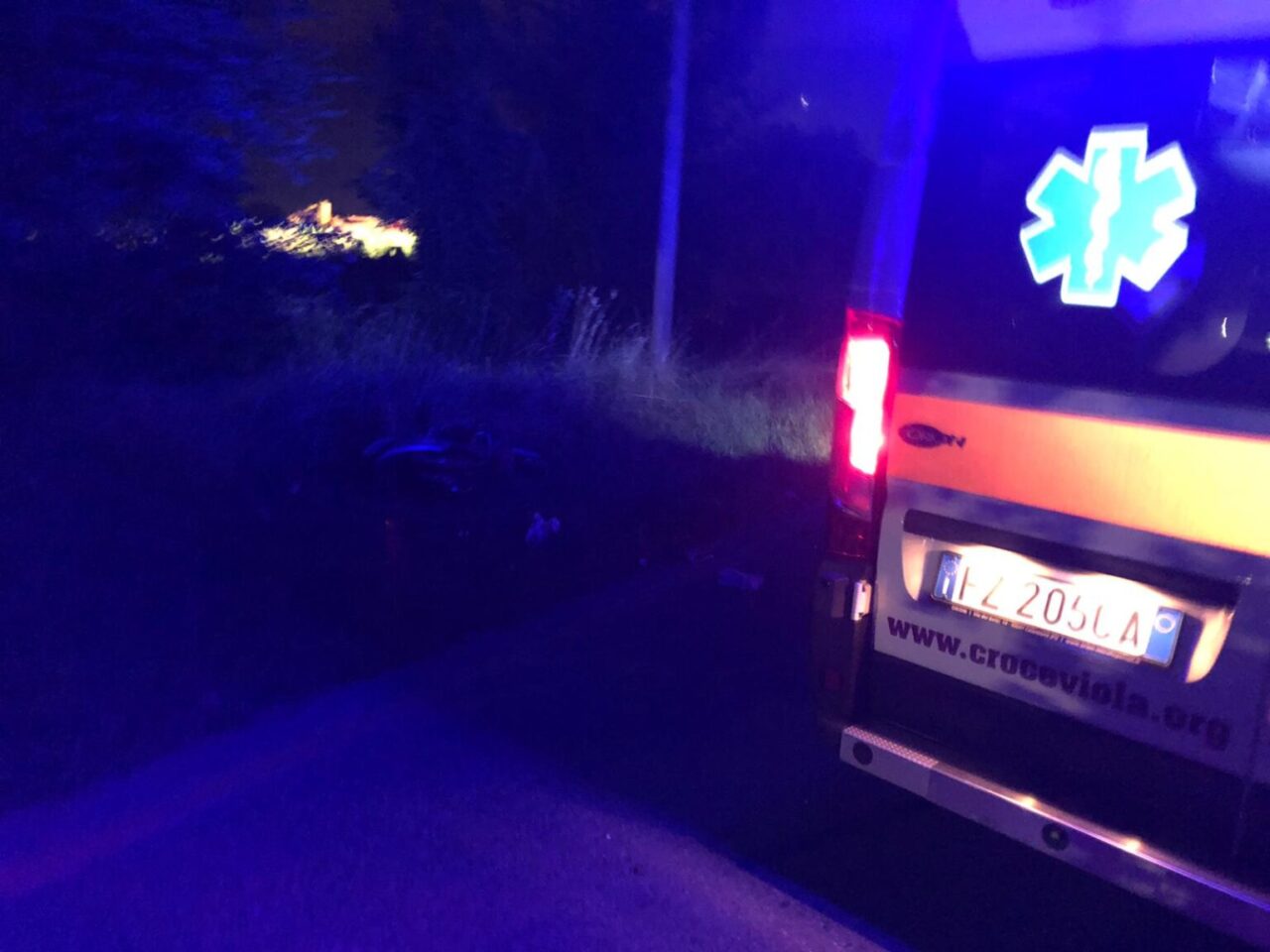 Tremendo incidente nella notte: 19enne perde la gamba, l’automobilista fugge