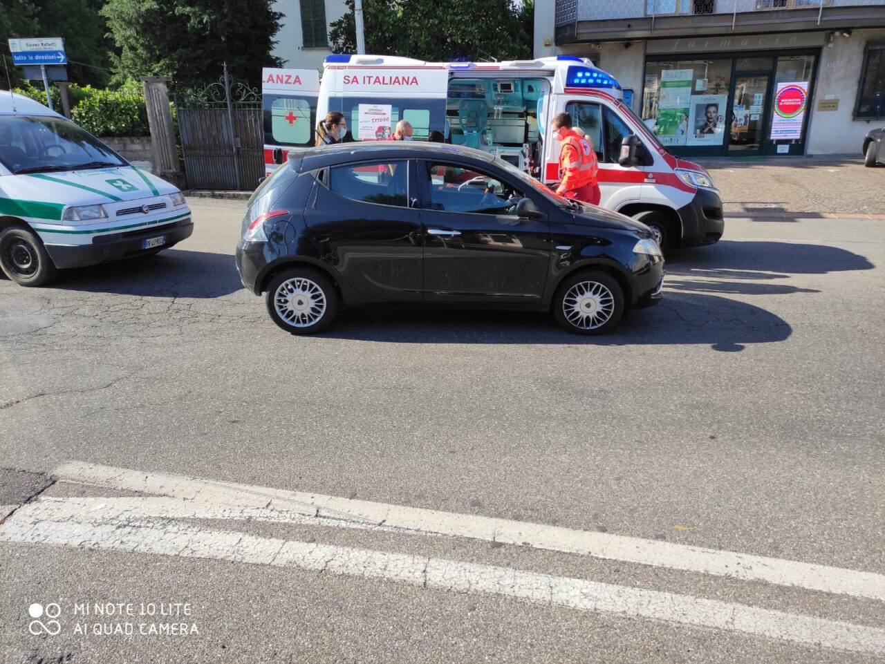 Anziano investito in bici davanti alla farmacia