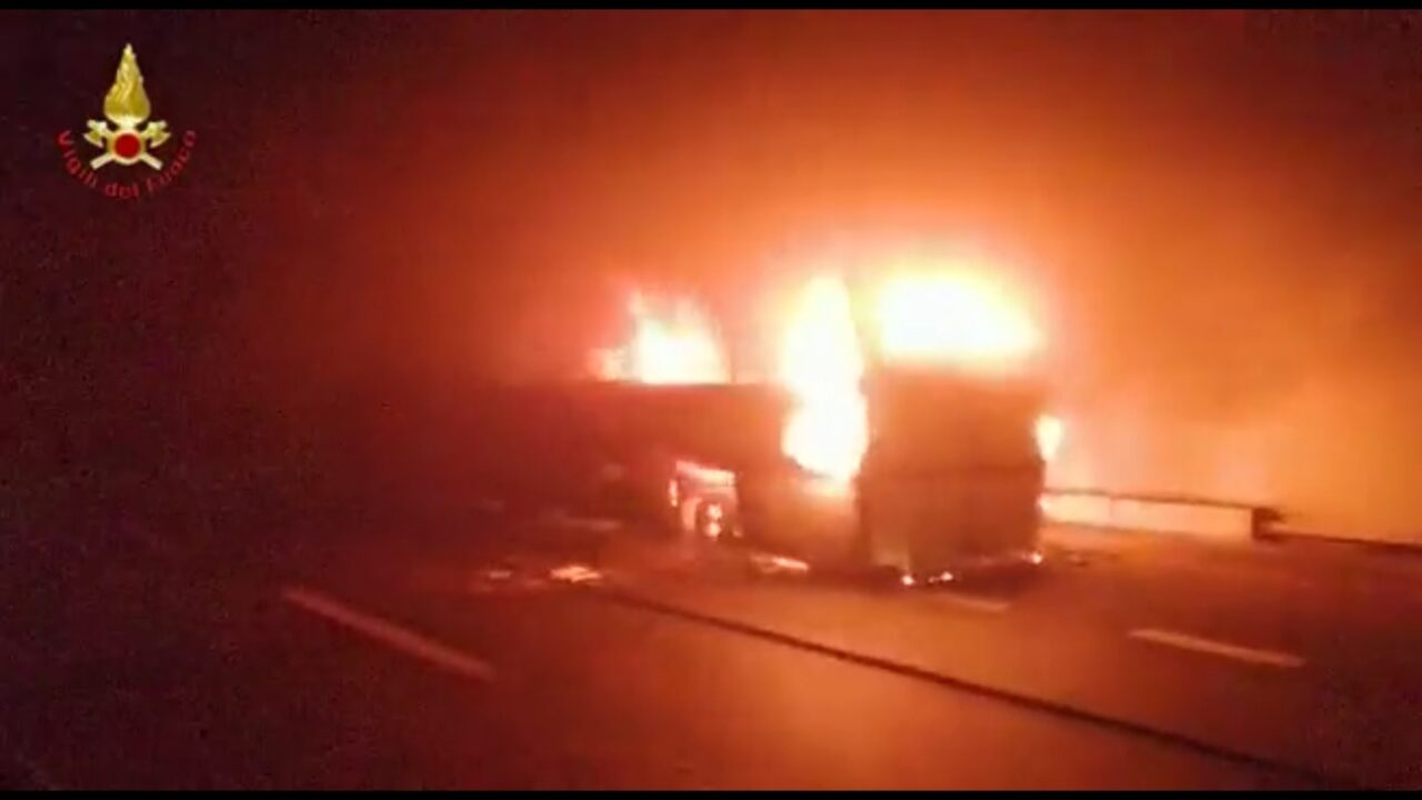 Il video dei Vigili del Fuoco nell’inferno di fuoco del pullman per Livigno