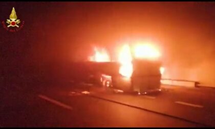 Il video dei Vigili del Fuoco nell'inferno di fuoco del pullman per Livigno