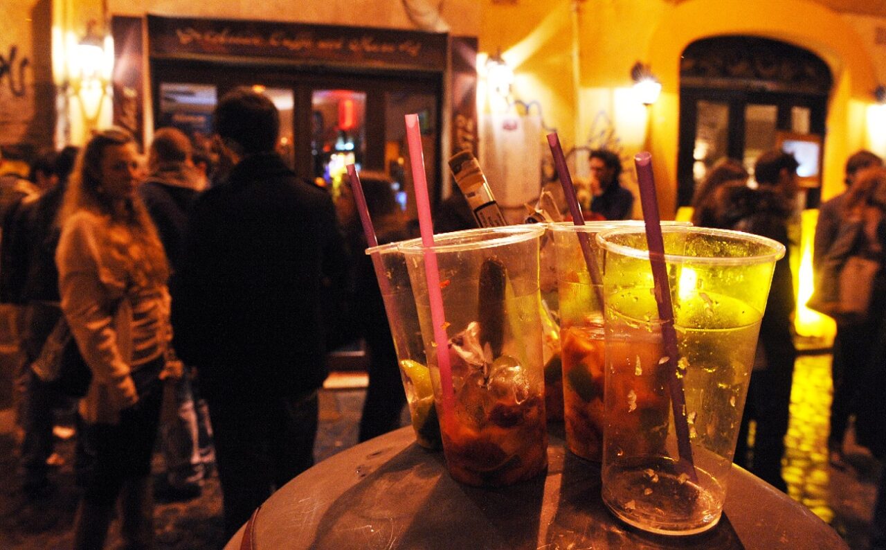 Varese, dopo le 22 niente alcol per strada