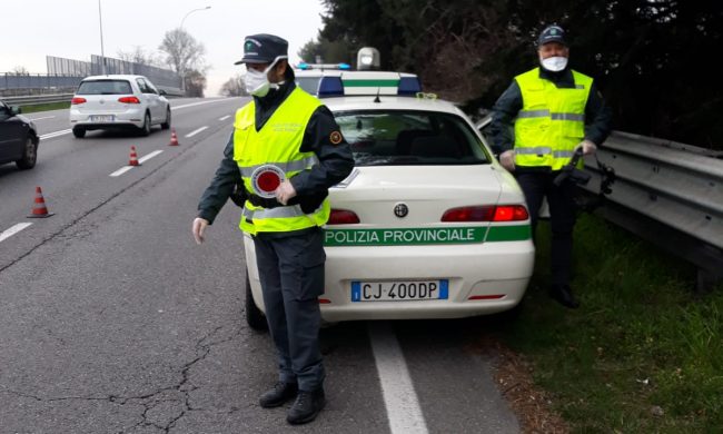 Rifiuti pericolosi e veicoli dismessi nel giardino: denuncia e sequestro a Cogliate