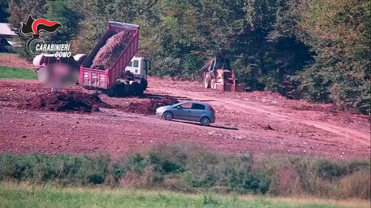 85mila metri cubi di rifiuti in un’area agricola vincolata: la mano della ‘ndrangheta nella Comasca