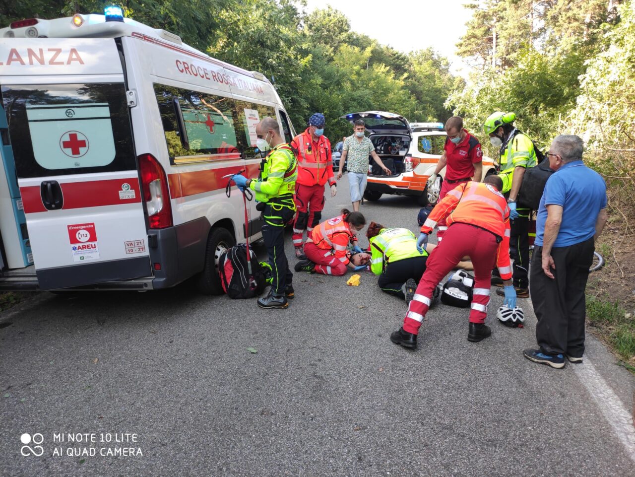 Scontro auto- bici nei boschi, ferito un 32enne tradatese