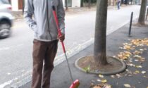 Cerca lavoro pulendo gratis le strade della città