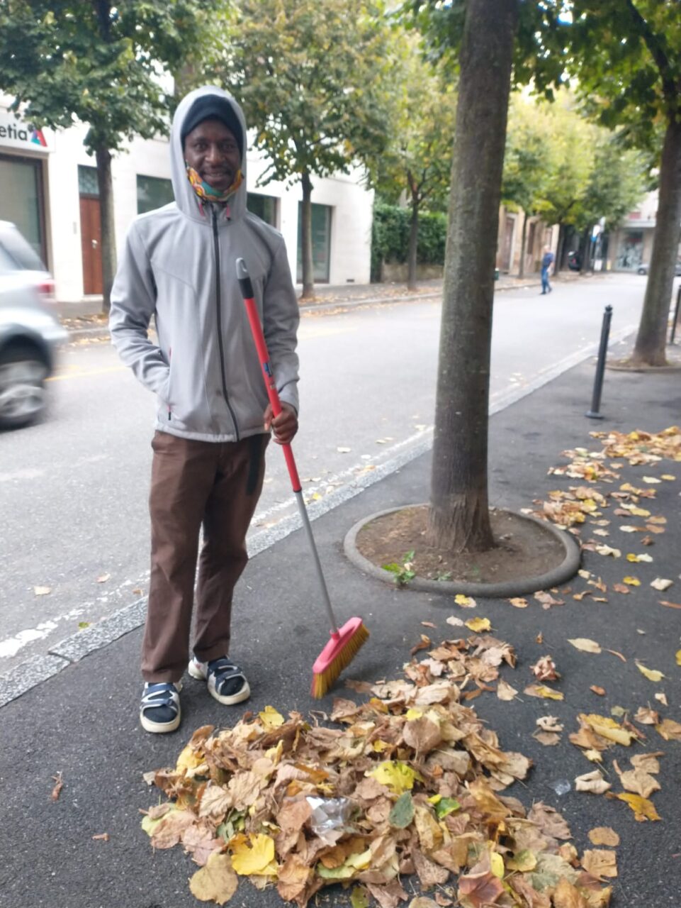 Cerca lavoro pulendo gratis le strade della città