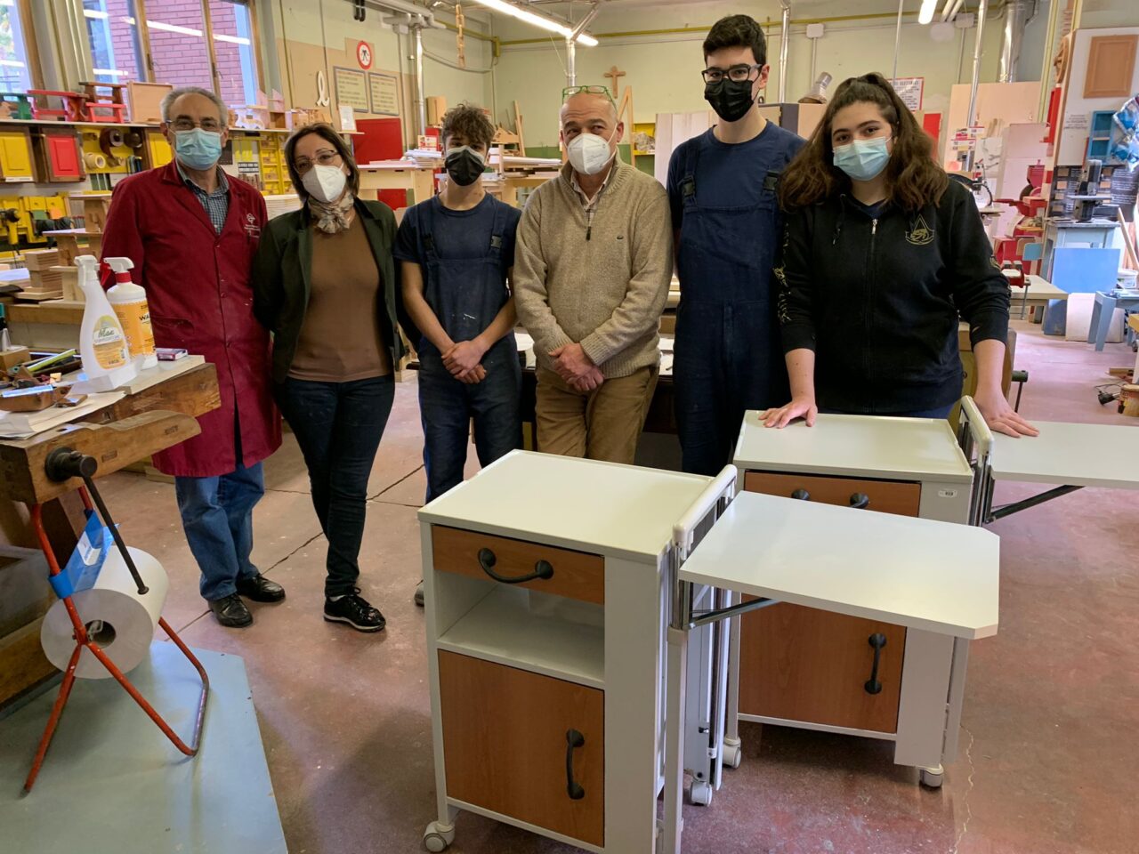 Studenti al lavoro per rimettere a nuovo i comodini della Chirurgia di Luino