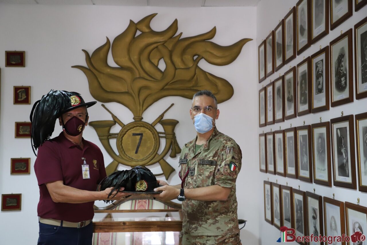Donato lo storico cappello piumato del defunto De Giovannetti  al Settimo Reggimento Bersaglieri