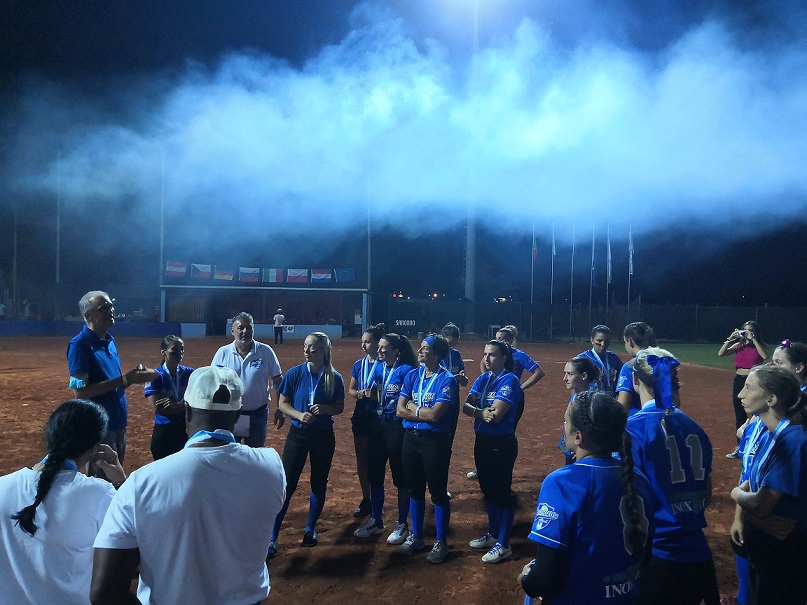 Il sindaco Augusto Airoldi consola le ragazze del Saronno Softball