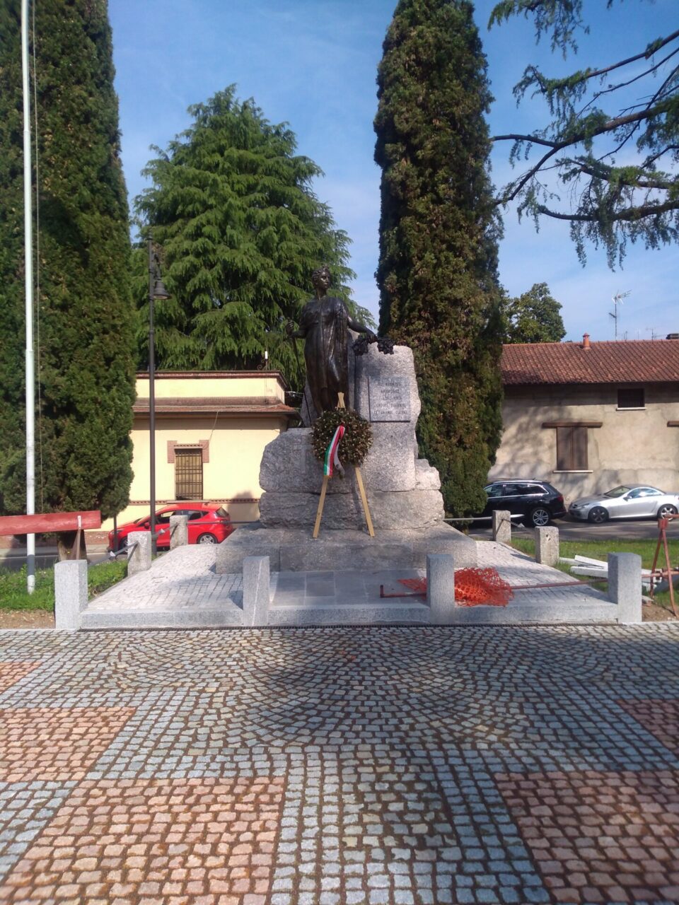 I combattenti e reduci restaurano il monumento dei caduti di Abbiate