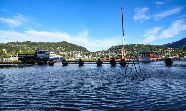 Lago esondato a Como, chiuso il lungolago. Il livello sale velocemente e c’è il problema detriti
