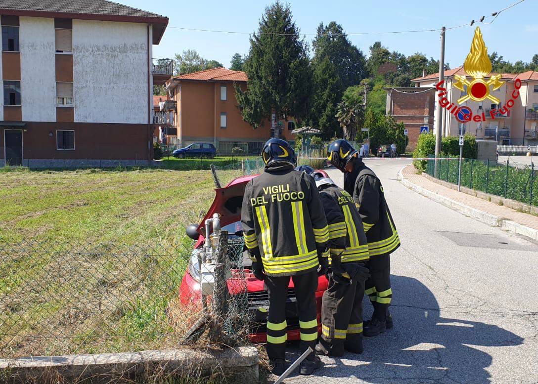 Esce di strada e finisce contro i contatori del gas