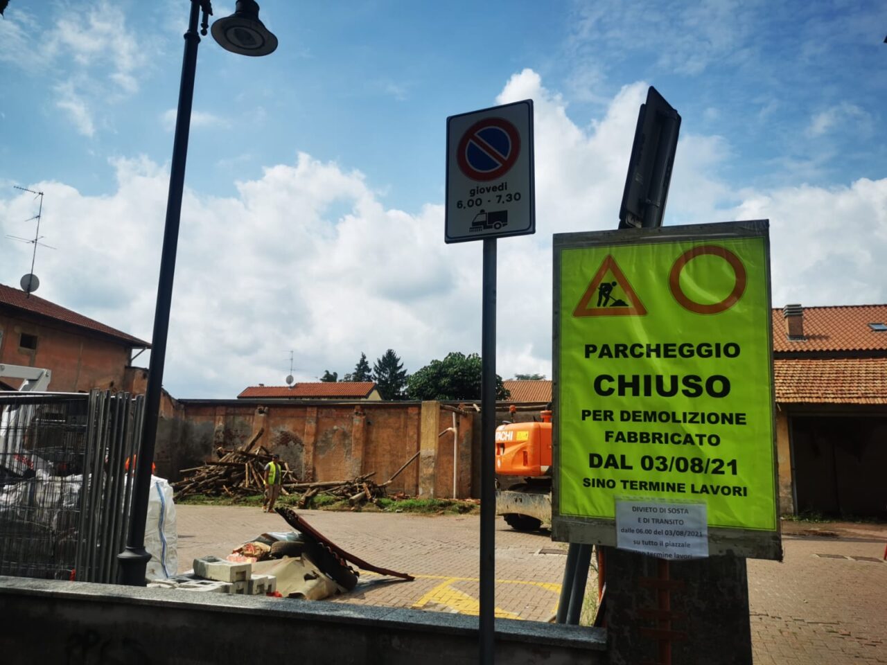 Demolito il vecchio stabile, si amplia il parcheggio di via Dante