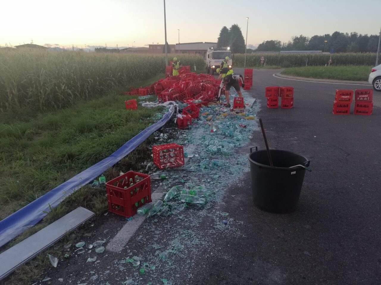 Turate, tir perde il carico: caos in via Como