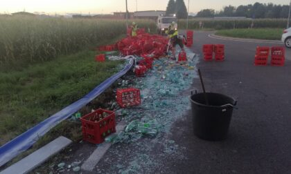 Turate, tir perde il carico: caos in via Como