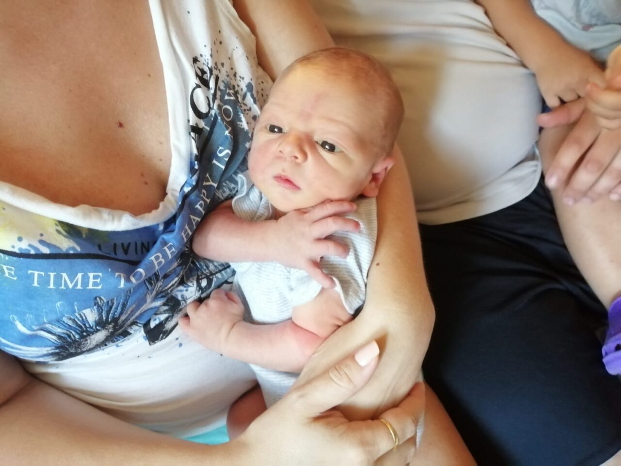 Gerenzano, bimbo nasce in casa, rione Burghett in festa