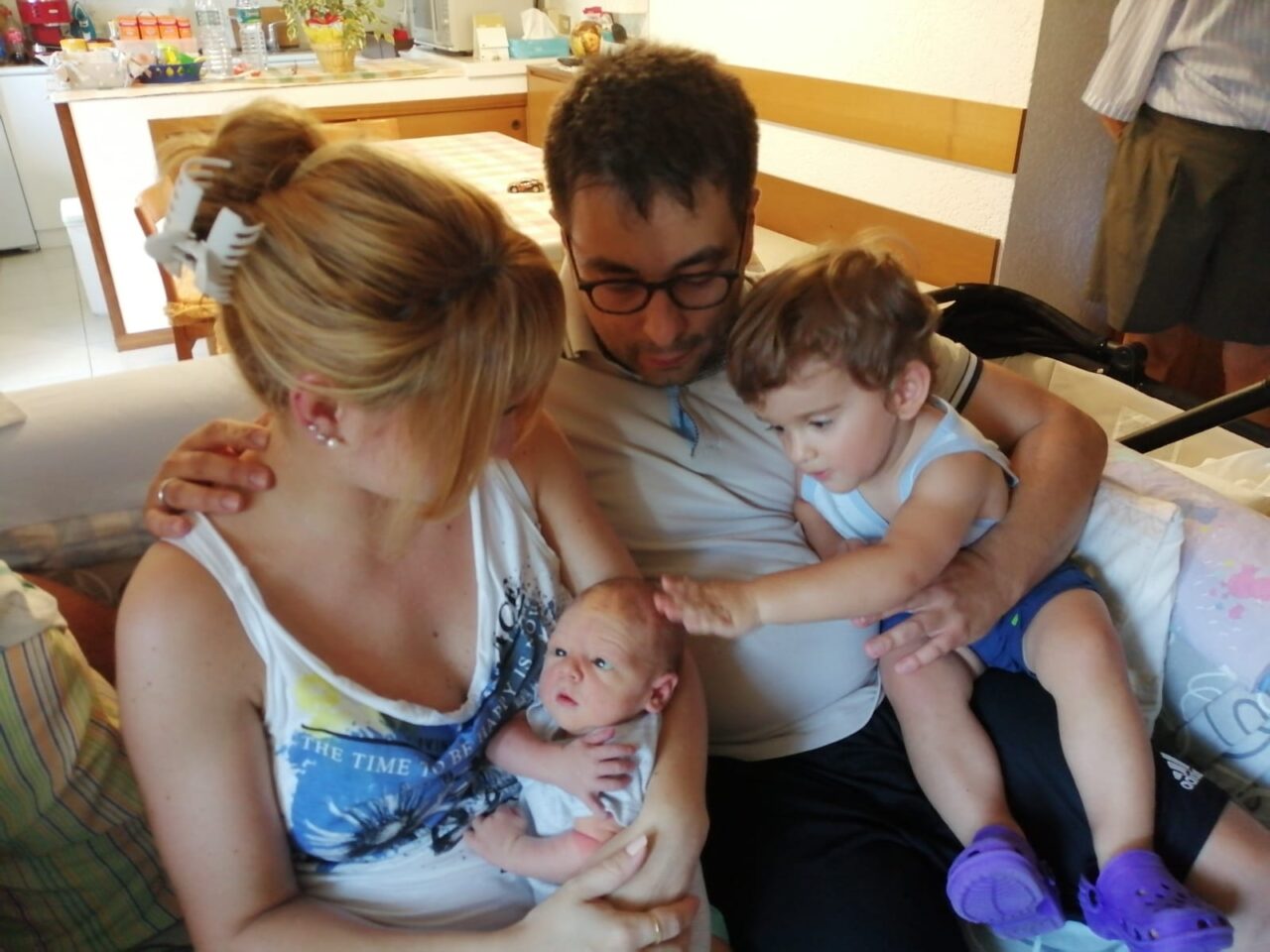 Tommy nasce sul divano di casa tra le braccia del nonno