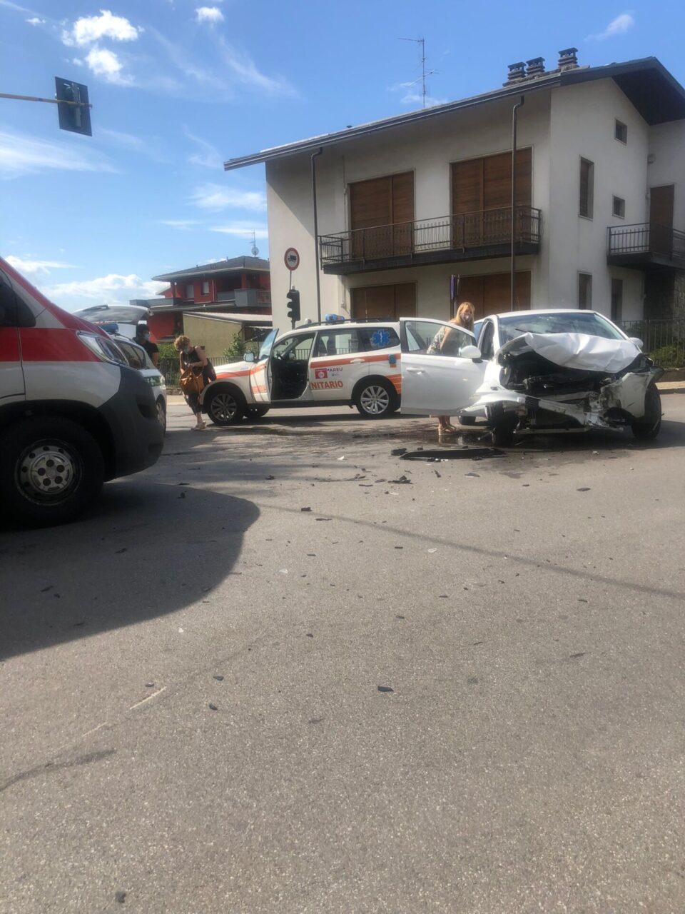 Scontro all’incrocio:  ferite anche nonna e badante