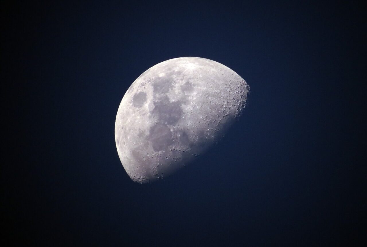 Sguardi al cielo: domani la Luna Blu (che no, non cambierà colore)