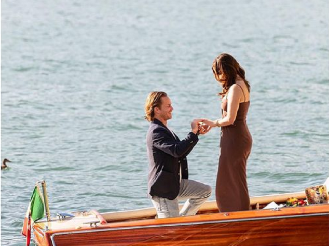 Romantica proposta di matrimonio sul lago di Como: l’attrice statunitense dice “Sì”