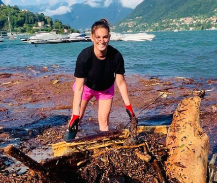 Mozzate, top model ripulisce Cernobbio dopo l’alluvione