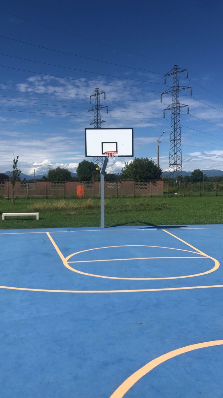 Turate, dopo il vandalismo riparati i canestri del parco