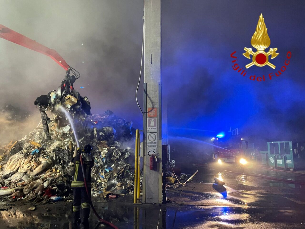 Incendio in un’azienda di trattamento rifiuti a Cermenate