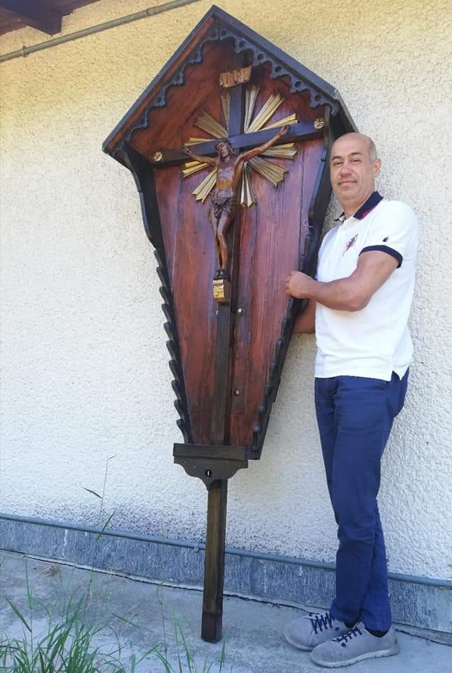 Il crocifisso di don Carlo Lucini torna a risplendere grazie alle cure di Fabrizio Medici