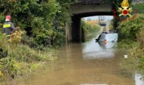 Maltempo nel Comasco: auto bloccata in un sottopasso a Lomazzo