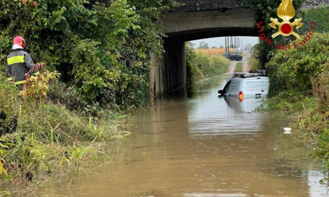 Maltempo nel Comasco: auto bloccata in un sottopasso a Lomazzo