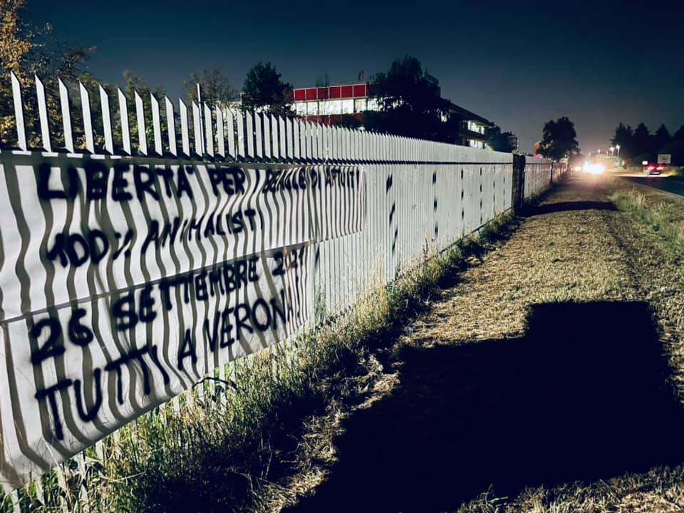 Striscione animalista alla Novartis di Origgio contro la sperimentazione animale