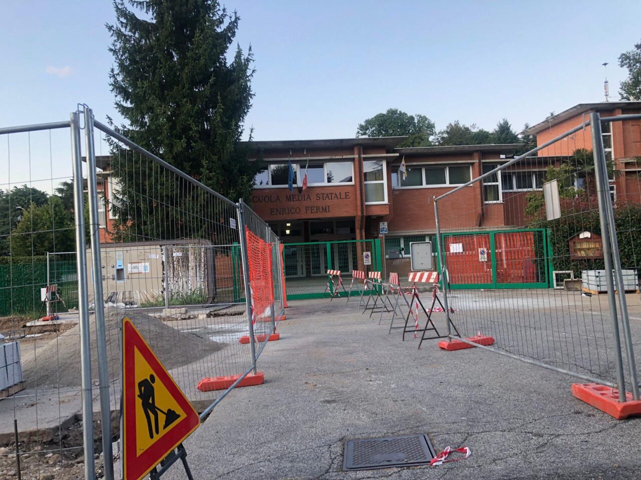 Nuovo tetto con tanto di pannelli solari per le medie di Morazzone