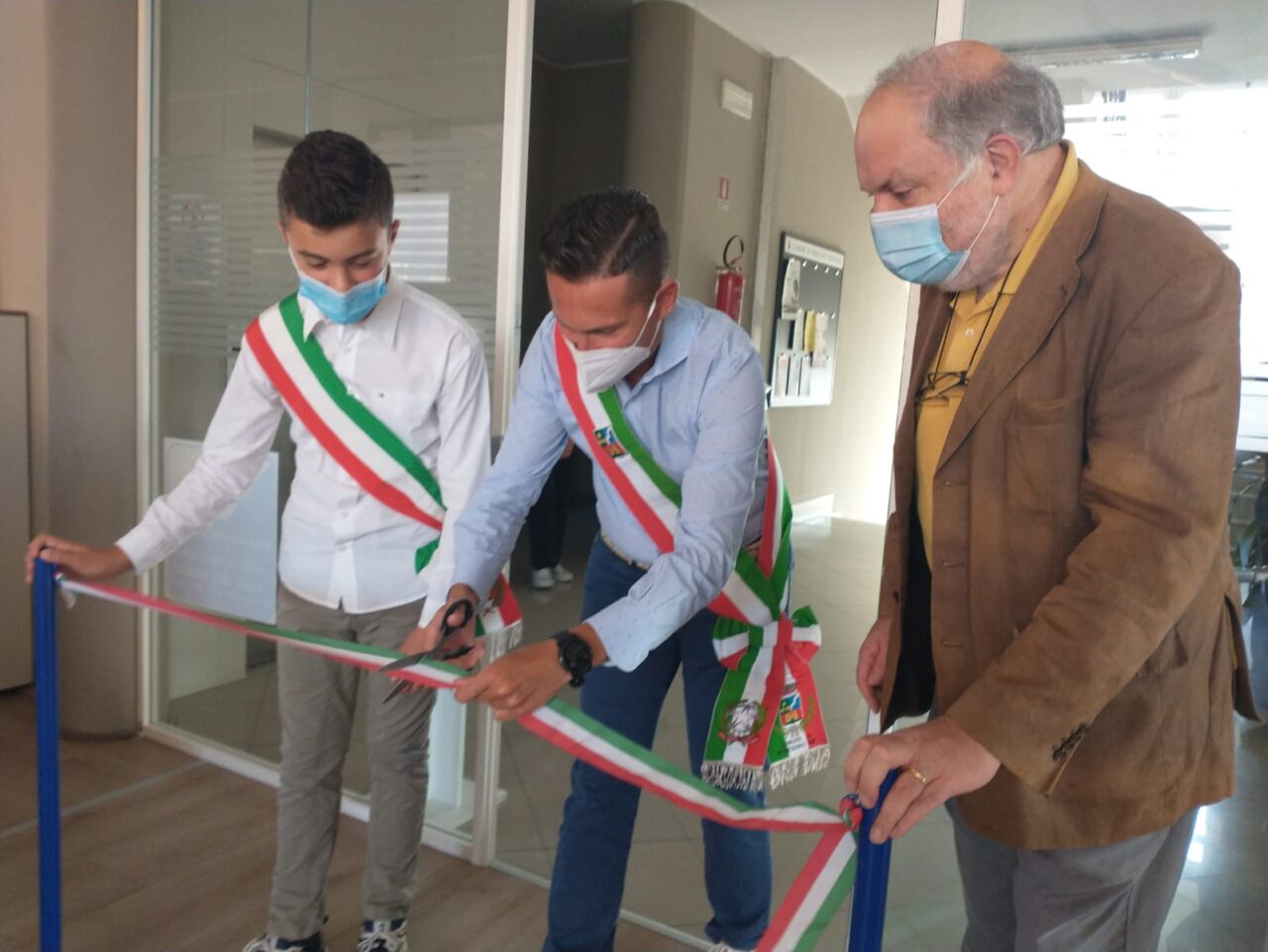 Finalmente, l’inaugurazione: taglio del nastro per la biblioteca di Venegono Inferiore
