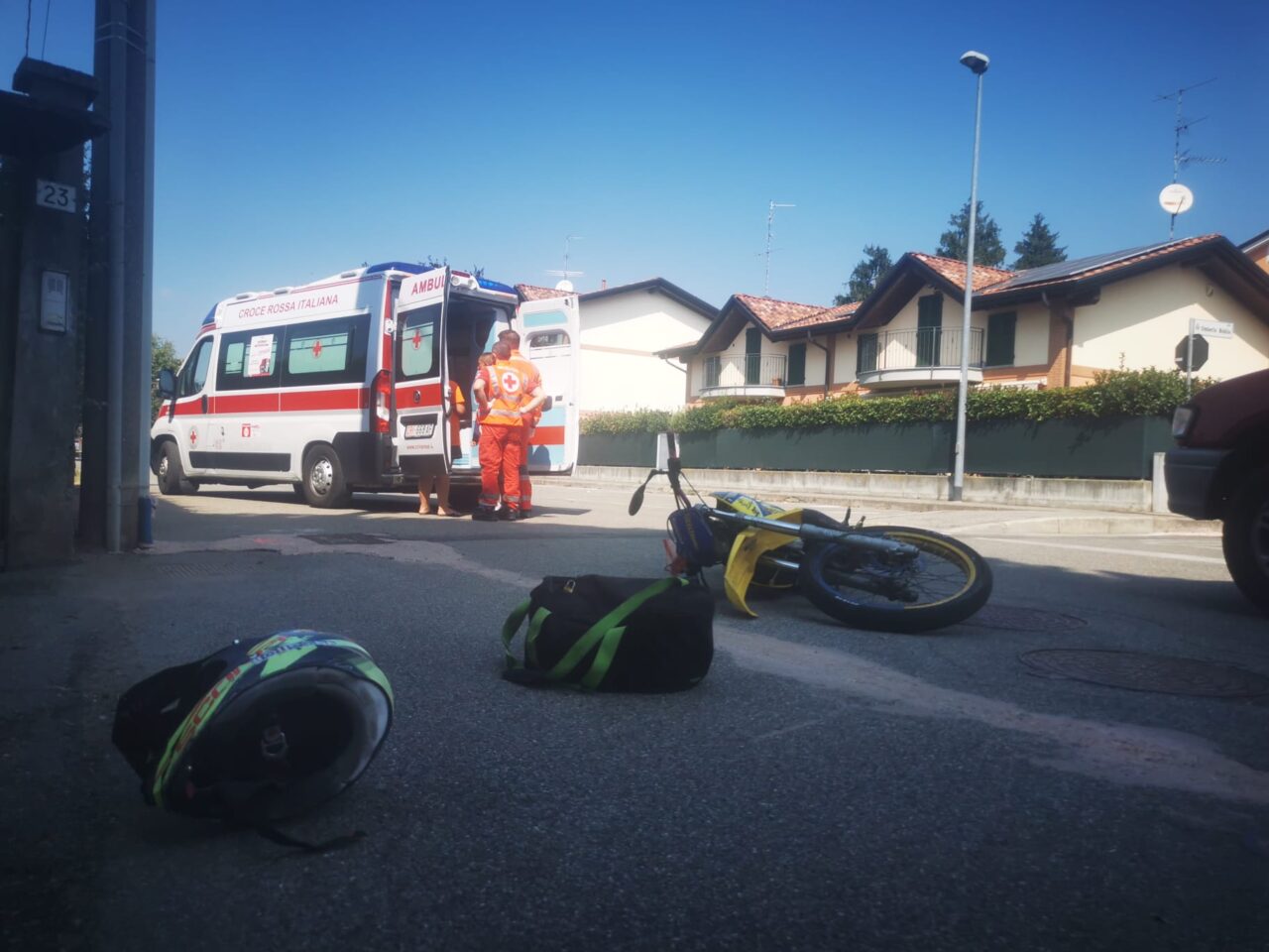Incidente auto-moto a Locate, soccorsi in codice rosso: coinvolti due vicini di casa