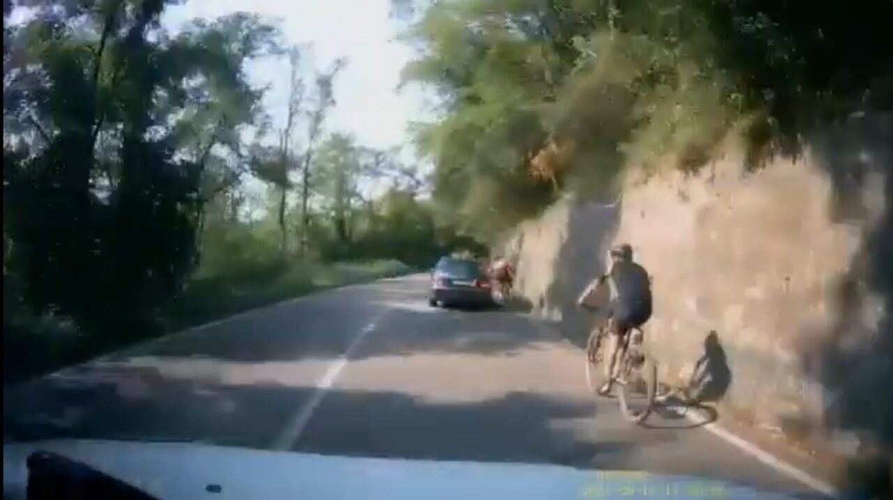 L’auto lo affianca e poi lo “stringe” fino all’incidente: ciclista 48enne in ospedale