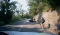 L'auto lo affianca e poi lo "stringe" fino all'incidente: ciclista 48enne in ospedale