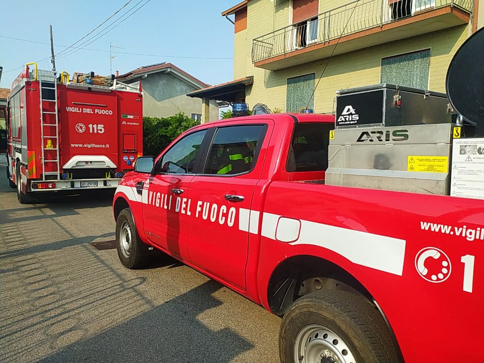 Piccione incastrato in una canna fumaria a Gorla: arrivano i soccorsi