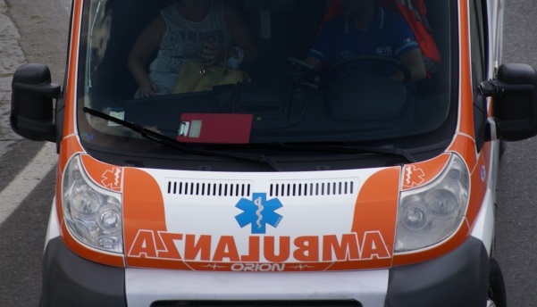 Finisce fuori strada: anziana portata all’ospedale