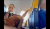 Sesso orale su un volo Ryanair, un passeggero riprende la scena e il video diventa virale