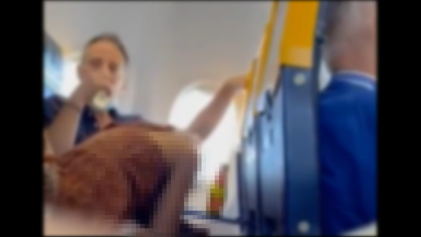 Sesso orale su un volo Ryanair, un passeggero riprende la scena e il video  diventa virale