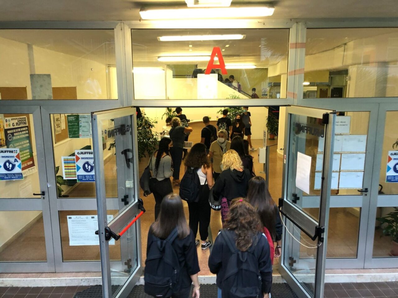 Contatti stretti, fine della quarantena, tamponi: le Faq di Regione Lombardia sul ritorno a scuola