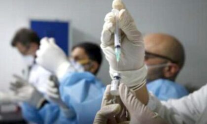 All'hub di Lurate un medico ha finto di vaccinare un gruppo di pazienti reticenti