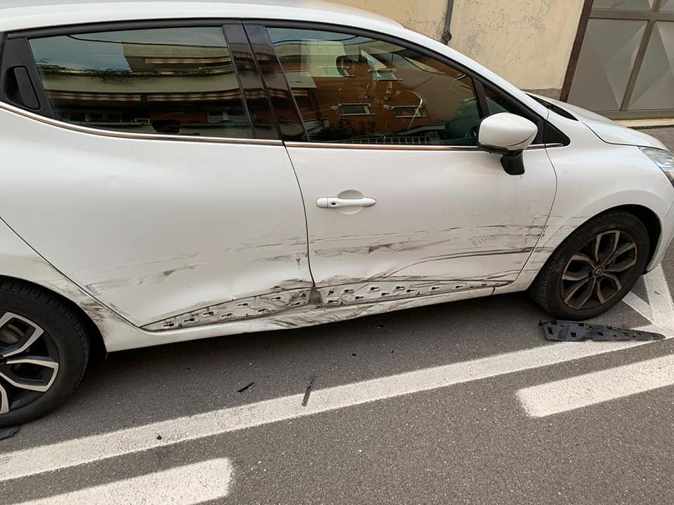 Auto danneggiata nel parcheggio, l’appello: “Qualcuno ha visto qualcosa?”