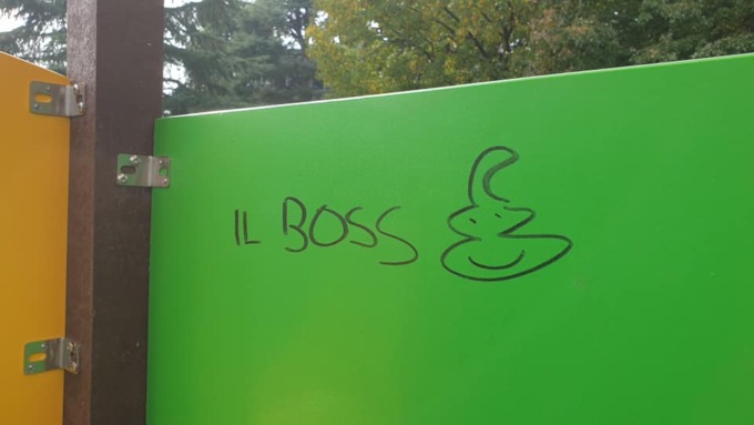 Scritte e bestemmie nel parchetto di Marnate inaugurato meno di un mese fa