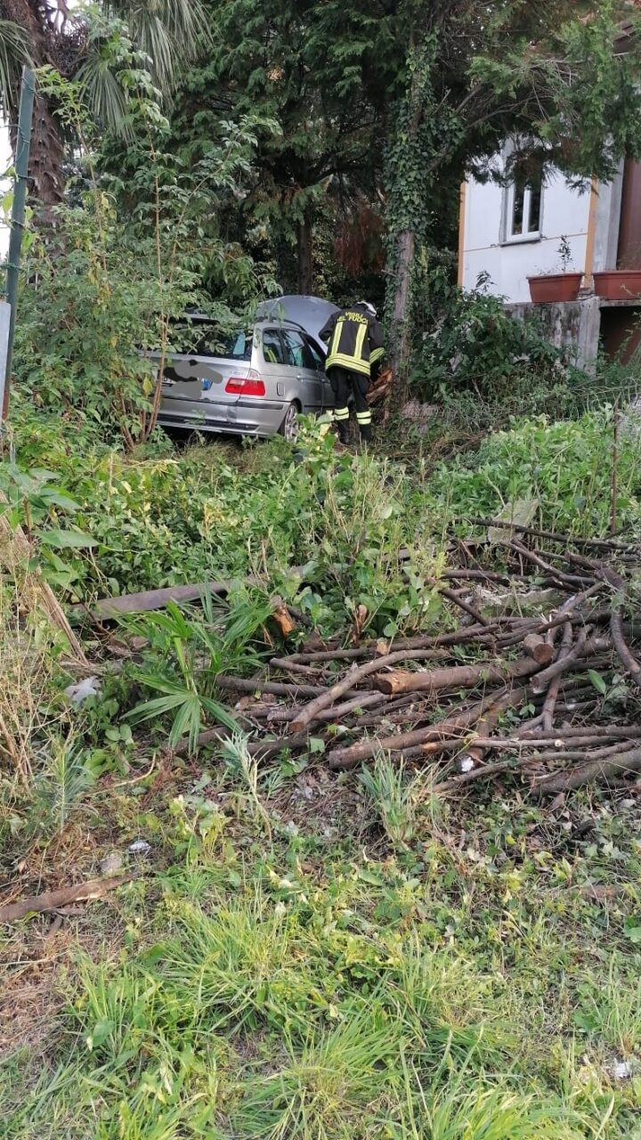 Ubriaco alla guida con la Bmw demolisce il muro di cinta e finisce nel giardino di  una casa